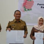 Bupati Lutim Irwan Tandatangani Komitmen Aksi Pencegahan Korupsi 2025 1000332690