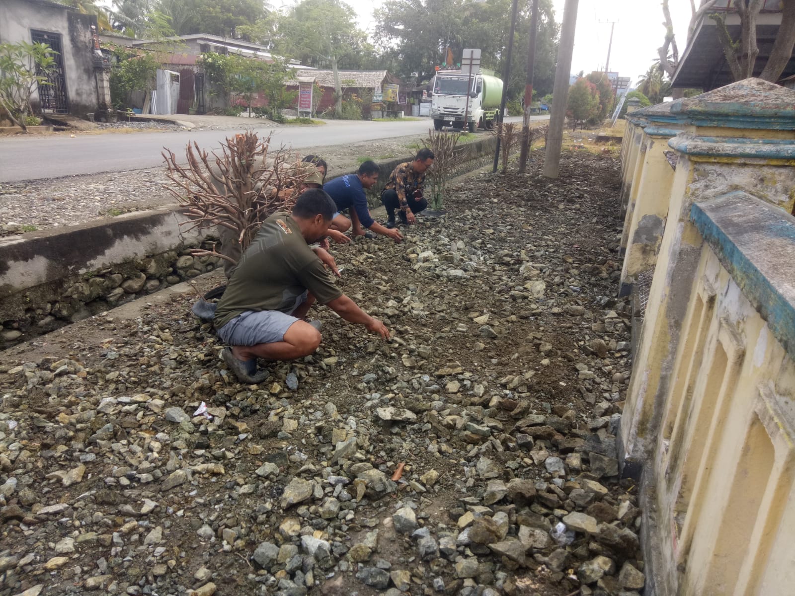 Camat Angkona Turun Langsung Bersih-bersih Halaman Kantor