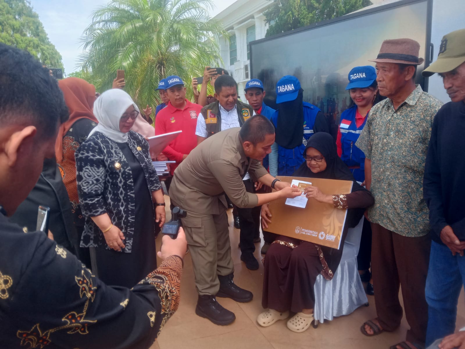 Bupati dan Wakil Bupati Luwu Timur Salurkan Bantuan Kartu Lansia untuk 3 ribu Penerima
