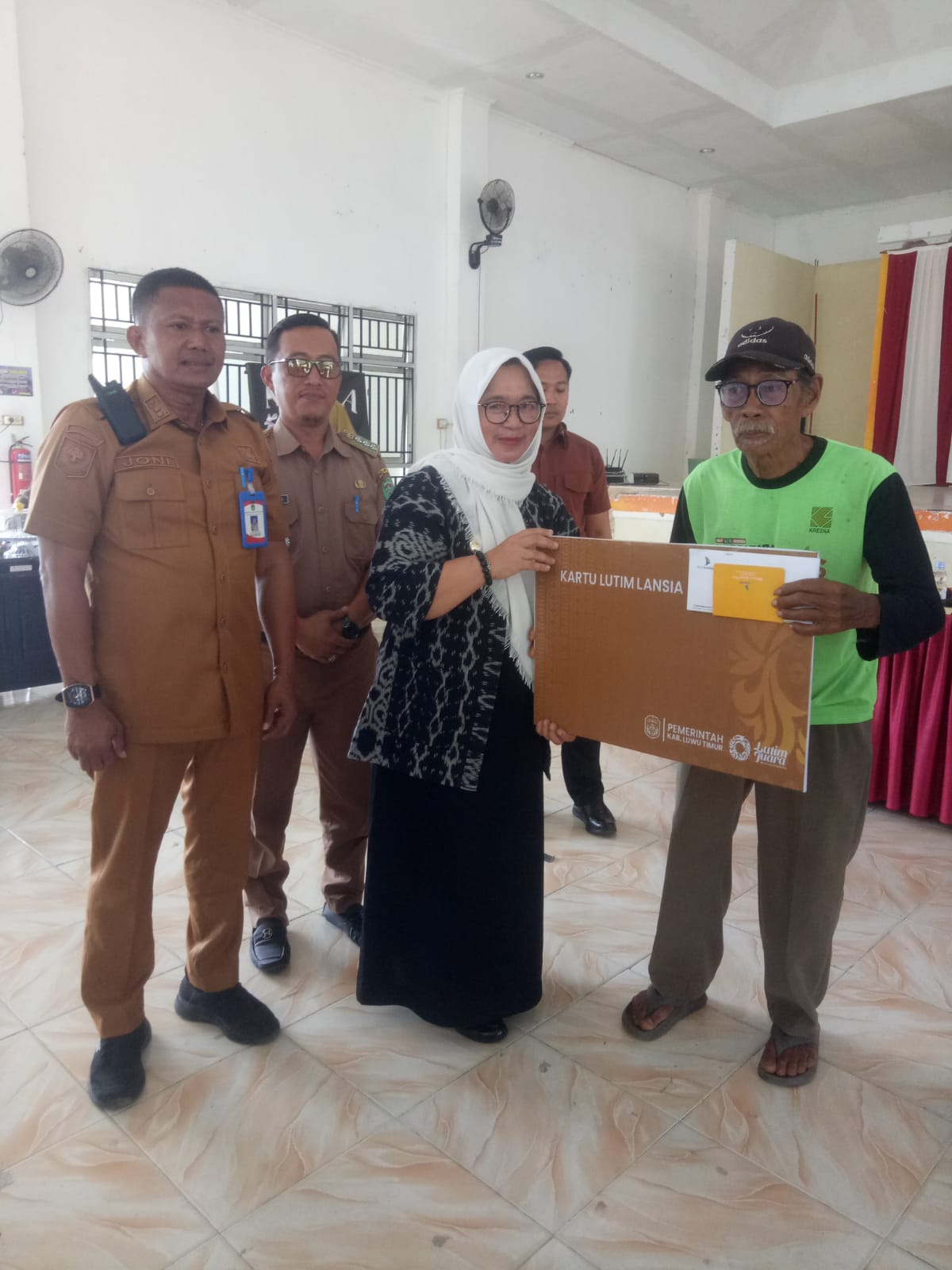 Wakil Bupati Luwu Timur Serahkan Bantuan Kartu Lansia untuk 287 Penerima di Kecamatan Angkona