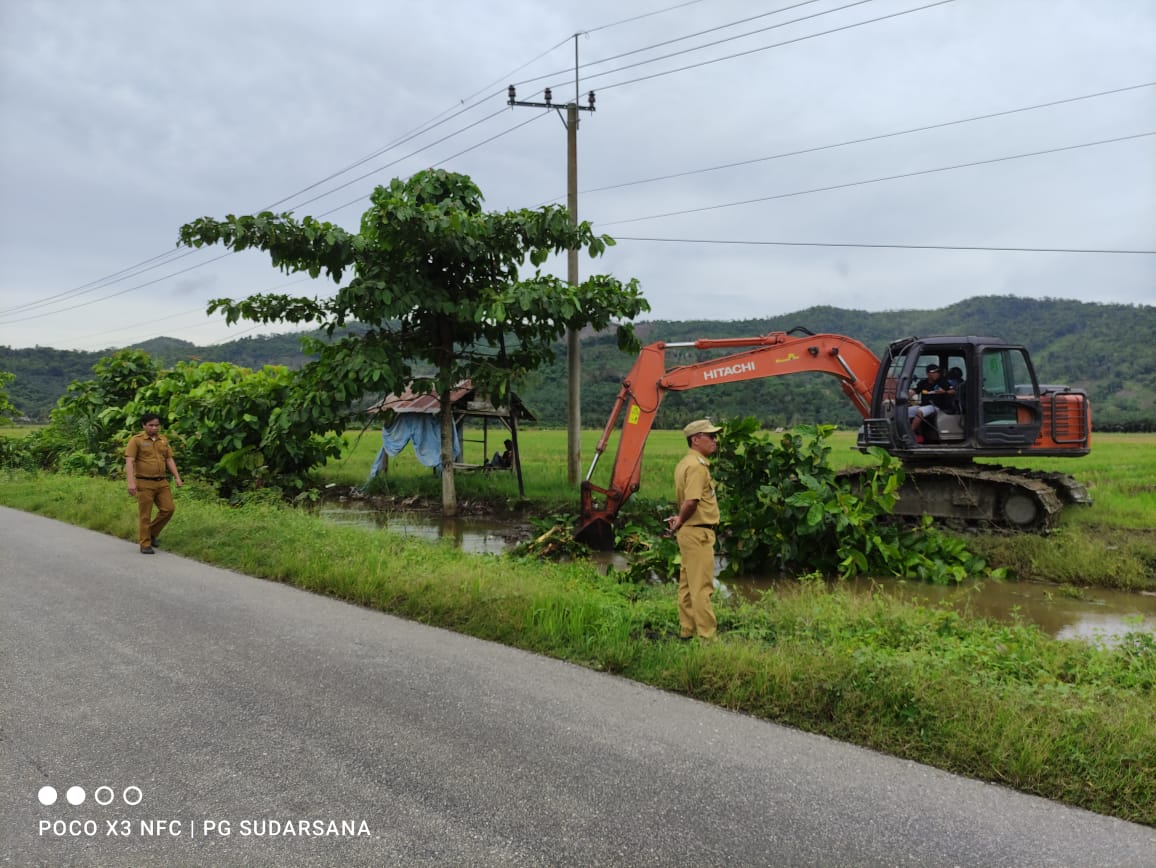 Camat Angkona Pantau Normalisasi Saluran Pembuangan Manakai