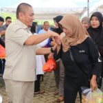 Ratusan Petugas Kebersihan Terima Paket Lebaran Dari Bupati dan Wakil Bupati Lutim