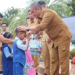 Bupati Luwu Timur Mulai Salurkan 16.253 Paket Seragam Sekolah, Pastikan Rampung Dalam Tiga Hari