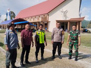 Kolaborasi TNI, Polri, dan Satlinmas: Perayaan Misa Malam Paskah di Tomoni Timur Berlangsung Aman dan Khidmat