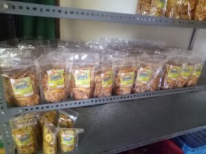 Keripik Pisang “Umi” dari Malili Menembus Pasar Antarprovinsi hingga Luar Negeri