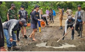 Wakapolsek Pujananting Pimpin Kerja Bakti Perbaikan Jalan di Dusun Bette