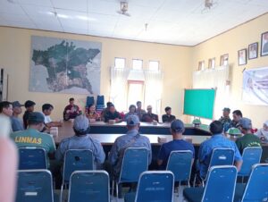 Camat Tomoni Timur Tegaskan Satlinmas Harus Aktif Jaga Kamtibmas