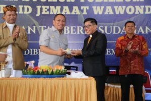Hadiri HUT Emas Gereja Kibaid Wawondula, Bupati Irwan Janjikan Dukungan Pembangunan