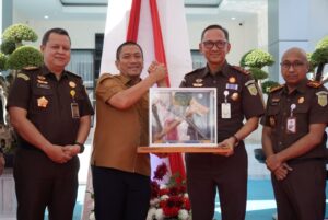 Bupati Lutim Irwan Bachri Syam,Dampingi Kejati Sulsel Sila Pulungan Resmikan Gedung Baru Kejari Lutim