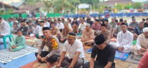 Dekatkan Diri dengan Masyarakat, Kapolsek Tomoni Timur Shalat Idul Adha Bersama Warga Margomulyo