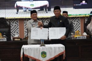 Bupati Luwu Timur Serahkan Ranperda APBD 2025, Tiga Ranperda Strategis Disetujui
