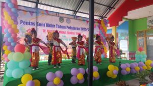 Tari Janger dan Puisi Berantai Orang Tua Murid Meriahkan Pentas Seni Akhir Tahun TK Negeri Pembina Tomoni Timur