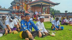 Hadiri Persembahyangan Galungan di Pura Tirta Empul Tampak Siring, Camat Tomoni Timur Ajak Warga Perkuat Kerukunan