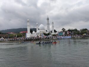 Empat Tim Melaju ke Final Lomba Perahu Naga, Antusiasme Warga Warnai Festival Sungai Malili