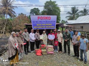 Camat Angkona dan Kapolsubsektor Salurkan Bantuan bagi Korban Kebakaran di Desa Maliwowo