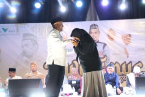 Bupati Irwan Tepati Janji, Fani Sabrina Terima Motor di Hadapan Ribuan Jamaah Tabligh Akbar