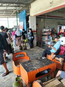 Kepala Desa Atue Awasi Langsung Penyaluran LPG Subsidi untuk Warga