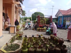 Pemkab Luwu Timur Salurkan 200 Tabung LPG Bersubsidi di Desa Maleku