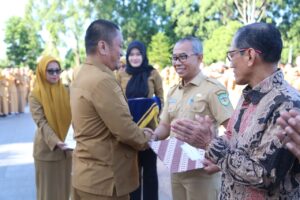 Bupati Irwan Serahkan SK Pensiun 14 ASN Purna Bhakti, 2 Diantaranya Kepala Dinas
