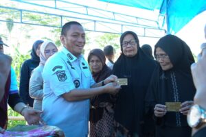 Bupati Irwan Serahkan Bantuan Kartu Lansia 2026 di Dua Kecamatan