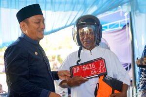 Hadiri HUT ke-14 Desa Wonorejo Timur, Bupati Irwan Serahkan Motor Dinas kepada Petugas Keagamaan