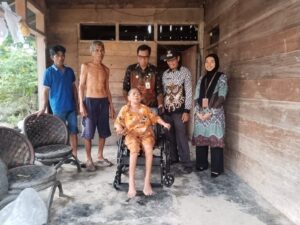 Camat Tomoni Timur Serahkan Bantuan Kursi Roda Program ATENSI Kemensos kepada Penyandang Disabilitas di Kertoraharjo