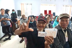 Senyum Bahagia Lansia Towuti, Bantuan Rp3 Juta Mulai Cair Lewat Kartu ATM