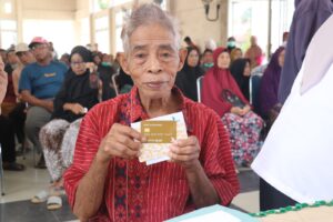 Tak Lagi Bingung Biaya Berobat, Lansia Tomoni Sambut Bantuan dengan Air Mata Syukur