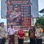 Cegah Karhutla, Polsek Tomoni Timur Bersama Garda Kamtibmas Pasang Spanduk Imbauan
