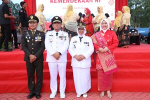 Bupati Irwan dan Wabup Puspawati Hadiri Penurunan Sang Saka Merah Putih