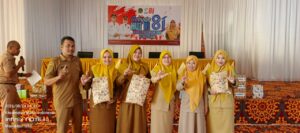 Kadis Pendidikan Luwu Timur Serahkan Hadiah Pemenang Lomba HUT Ke-81 RI