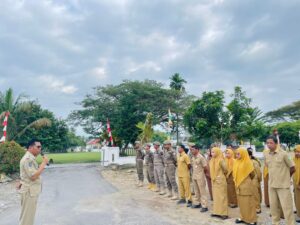 Pimpin Apel Pagi, Camat Tomoni Timur Tekankan Disiplin dan Gerakan Tanpa Sampah