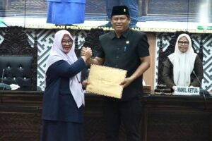 Wabup Puspawati Serahkan Ranperda Perubahan APBD 2026 ke DPRD Lutim