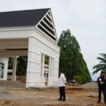 Pastikan Tepat Waktu, Irwan Pantau Langsung Renovasi Rujab Bupati WhatsApp Image 2026-09-03 at 20.55.28
