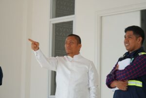 Pastikan Tepat Waktu, Irwan Pantau Langsung Renovasi Rujab Bupati