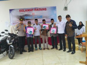 Camat Malili Serahkan Hadiah Lomba HUT Ke-81 RI di Atue, Tiga Motor untuk Penyuluh Keagamaan