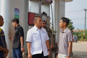 Pastikan Ganjil Genap BBM Berjalan, Bupati Irwan Pantau Langsung Antrean di SPBU