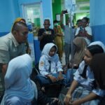Gerak Cepat Bupati Irwan Tinjau Puluhan Siswa SMAN 4 Lutim yang Keracunan WhatsApp Image 2026-10-06 at 00.39.44