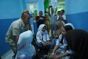 Gerak Cepat Bupati Irwan Tinjau Puluhan Siswa SMAN 4 Lutim yang Keracunan