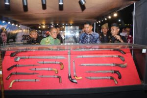 Usai Buka Pekan Expo K-UMKM Sulsel, Bupati bersama Wabup Lutim Sapa Peserta Pameran