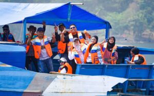 Bupati Luwu Timur Nyanyikan Lagu Wali, Suasana Expo K-UMKM di Sorowako Makin Meriah
