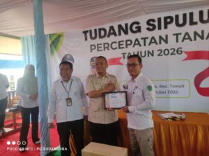 KECAMATAN ANGKONA RAIH PENGHARGAAN KECAMATAN DENGAN PRODUKTIVITAS HASIL PANEN PADI TERTINGGI TAHUN 2025