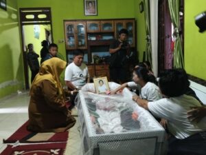 Wakil Bupati j. Puspawati Husler Melayat ke Rumah Duka di Desa Maliwowo , Angkona